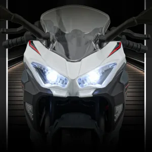 Faros delanteros encendidos de la moto a escala 1:9 Kawasaki Ninja 400