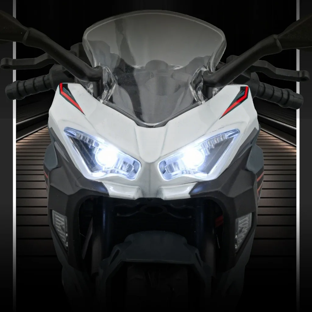Faros delanteros encendidos de la moto a escala 1:9 Kawasaki Ninja 400